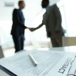 نحوه انعقاد قراردادهای تجاری بین‌المللی: راهنمای جامع برای تجار و بازرگانان